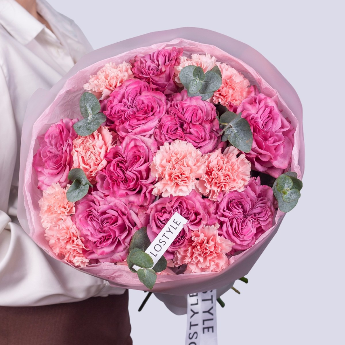 buket s rozami i diantusami 4